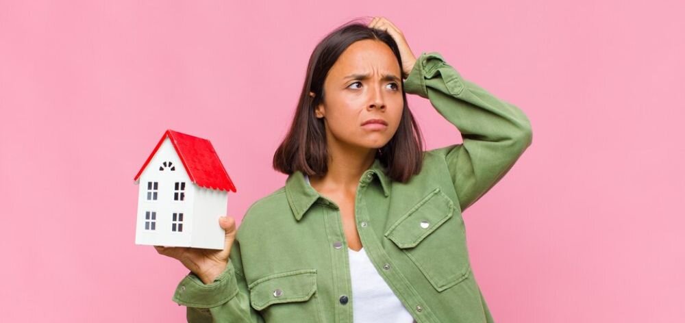 ¿Qué factores debo considerar antes de decidir hipotecar mi casa por segunda vez?