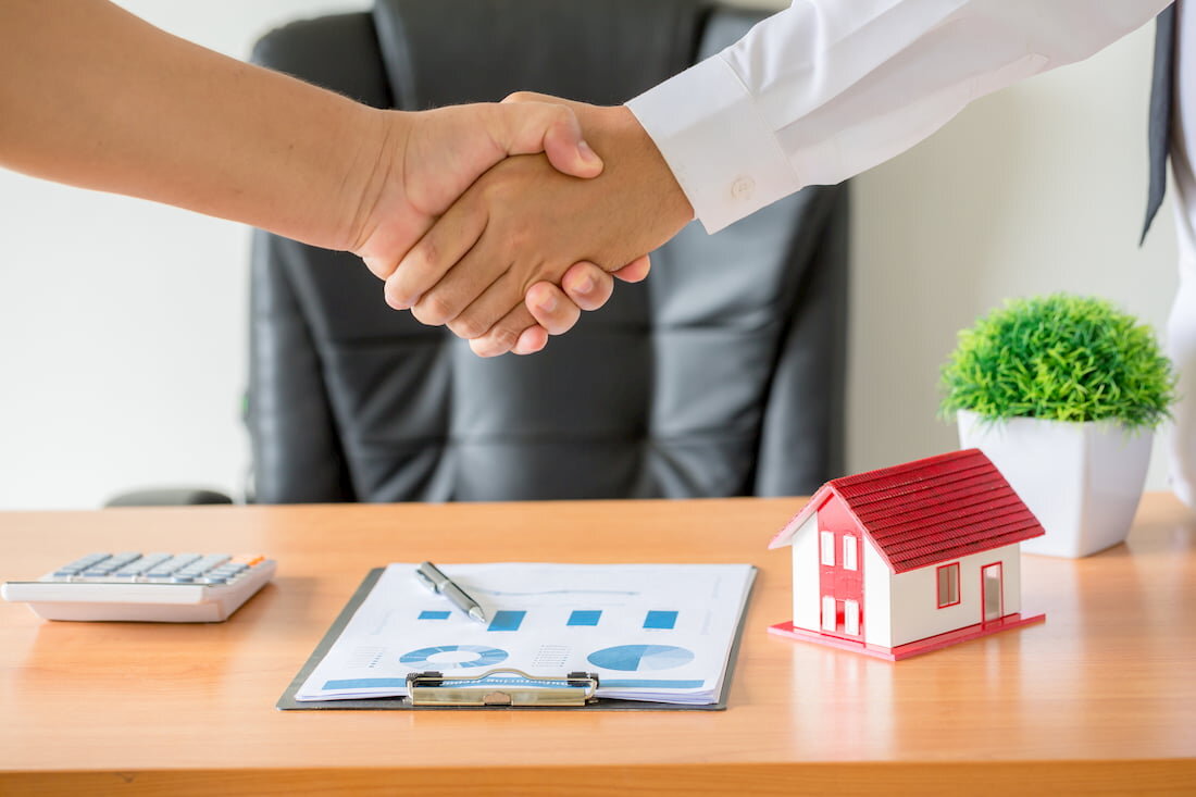 ¿Qué implicaciones financieras tiene vender una casa hipotecada antes de saldar la deuda?
